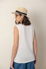 Blusa musculosa blanca de lino y viscosa, con escote en V.