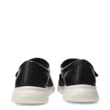Sandalias de cuero color marrón con diseño calado en la parte superior, cierre de velcro lateral y suela de goma blanca.