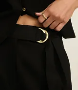 Short negro de sastrería de cintura alta, con pliegues frontales, bolsillos laterales y bajo con vuelta.