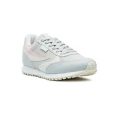 Championes Fila modelo Renno Classic para mujer, con combinación de tonos plateados, blancos y detalles en rosado, confeccionados con malla transpirable y refuerzos sintéticos.