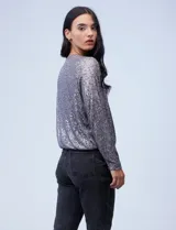 Blusa de fiesta color borgoña, marca Ninety, confeccionada en microtul bordado con lentejuelas. Tiene escote en V cruzado, ruedo elastizado y forro interno a tono.