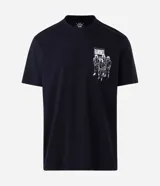 Remera de algodón color negro, de corte relajado y manga corta. Presenta un diseño estampado en la espalda con el logo de la banda Ramones y una ilustración temática de Rockaway Beach en color blanco.