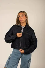 Campera corta de denim con estampado camuflado en tonos de azul, cierre frontal completo y bolsillos en el pecho.