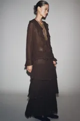 Blusa marrón de manga larga con escote en V y volantes con abalorios.