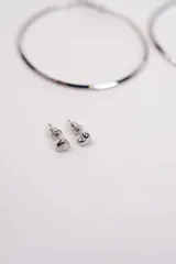 Set de caravanas compuesto por tres pares de argollas de diferentes texturas y tres pares de caravanas pequeñas tipo broquel con detalles de cristales.