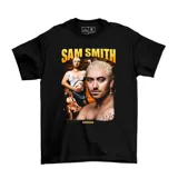 Remera negra de algodón con estampado gráfico frontal del artista Sam Smith en tonos naranjas y amarillos.
