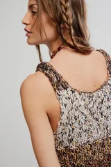 Top musculosa de punto jaspeado con textura abierta, corte ajustado y largo corto. Tiene escote redondo, sisas amplias y terminaciones en contraste de color salmón.