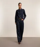 Pantalón de jean de tiro alto, corte recto y color azul oscuro.