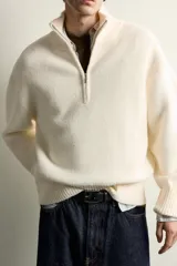 Jersey de hombre con textura efecto pelo, corte boxy fit, cuello perkins con cierre frontal de cremallera, manga larga y acabados en rib.