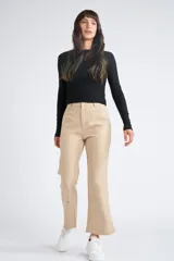 Pantalón de vestir color beige con corte de pierna tipo trompeta y cintura con pasa cintos.
