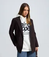 Blazer sastre Blue Steel de corte estructurado y diseño alargado, confeccionado en mezcla de poliéster, viscosa y elastano con patrón de rayas de tiza. Presenta cuello con solapa, manga larga y botones frontales.
