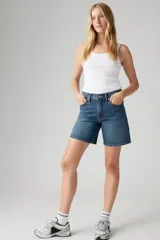Short de jean de tiro alto, corte holgado y largo a la rodilla.