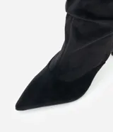 Bota de caña alta over the knee con acabado tipo gamuza, diseño fruncido en la caña, punta fina y tacón kitten heel.