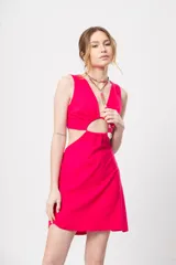 Vestido corto fucsia con escote en V y corte a la cintura. Presenta aberturas laterales y lazo ajustable en la espalda.