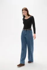 Pantalon de jean azul de corte ancho y tiro alto, con bolsillos laterales y traseros.