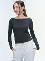 Remera de manga larga con textura acanalada y escote bote. Confeccionada en tejido elástico que se ajusta al cuerpo.