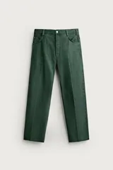 Jeans relaxed fit de algodón color verde oscuro, de tiro medio y pernera recta con raya de planchado. Cuenta con diseño de cinco bolsillos y cierre frontal con cremallera y botón.
