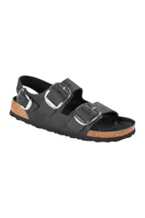 Sandalias Birkenstock Milano Big Buckle, color negro, con dos correas ajustables con hebillas grandes plateadas y correa trasera.
