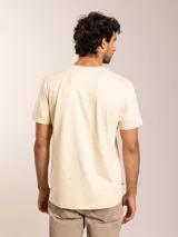 Remera básica de manga corta y cuello redondo, color blanco, con pequeño logo bordado en el pecho.