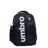 Mochila deportiva Umbro modelo Juno, color negro con logo estampado en blanco verticalmente y parche con logo en la parte superior. Cuenta con compartimento principal con cierre, bolsillo frontal con cierre y bolsillo lateral de red para botella.