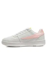 Championes deportivos Fila ACD Classic para mujer, de color blanco, con capellada sintética perforada en la puntera, cordones tono sobre tono y suela de goma con la marca grabada en el lateral.