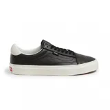 Championes Vans modelo Old Skool Lux, confeccionados en cuero negro de textura granulada. Presentan un diseño de caña baja con suela de goma blanca, cordones negros y detalle de panel en gamuza clara en el talón.