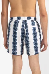 Short de baño blanco con estampado de flores azules, cintura elástica con cordón ajustable, bolsillos laterales y trasero con cierre, y logo bordado en la pierna.