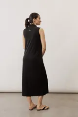 Vestido midi negro sin mangas, con cuello drapeado y diseño holgado.