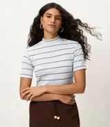 Blusa de ribana color marrón con rayas horizontales blancas, cuello medio, mangas cortas y corte ajustado.