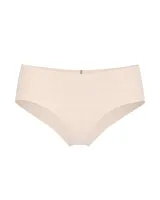 Bombacha estilo cheeky sin costuras, color nude, confeccionada en microfibra ultrasuave con diseño de tiro bajo y bordes invisibles.
