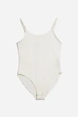 Body color beige con breteles finos.