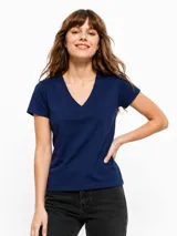 Remera de manga corta y cuello en V color azul marino con diseño básico.