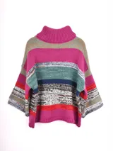 Polera de punto multicolor con cuello alto, mangas 3/4 y diseño de rayas horizontales. Las rayas combinan fucsia, verde, azul marino, blanco con detalles en negro y rojo.