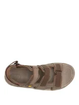 Sandalias Caterpillar modelo Cadent para hombre, color marrón, fabricadas con capellada de cuero y textil con detalles de nailon. Cuentan con múltiples tiras ajustables con velcro, plantilla de espuma EVA y suela de goma con ranuras para mayor tracción.