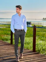 Pantalón de corte recto y estilo casual, confeccionado en tejido de algodón con un toque de spandex para mayor comodidad. Presenta cierre frontal con botón y bolsillos laterales.