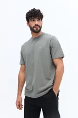 Remera clásica lisa de algodón color verde militar, con escote redondo y logo "BKF 1972" estampado en relieve en el pecho.