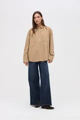 Sobrecamisa de algodón color marrón, con cuello solapa, cierre frontal de botones y bolsillos frontales en el pecho.