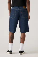 Bermuda de jean azul oscuro, corte holgado y largo hasta la rodilla.