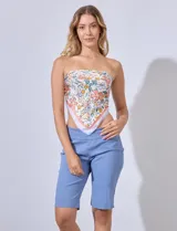 Bermuda color verde militar en gabardina elastizada, marca Ruby Rd. Pretina ancha elastizada. Delantera con bolsillos simulados. Trasera con bolsillos aplicados.