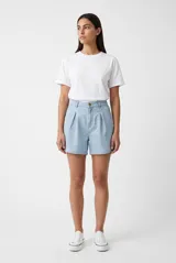 Short de denim celeste con pinzas en el delantero, tiro alto y cierre frontal con botón.