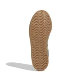 Championes Adidas modelo VL Court, de diseño inspirado en el skate, con capellada de cuero revestido en color verde oscuro, tres bandas laterales blancas y detalle en talón color fucsia. Presenta suela vulcanizada de caucho color caramelo.