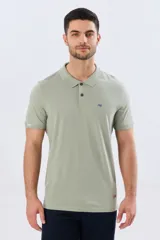 Remera polo de manga corta en color azul melange, con cuello camisero, cierre frontal de dos botones y pequeño bordado en el pecho.