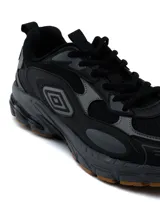 Championes deportivos Umbro modelo Iren para hombre, color negro con detalles en gris y suela de goma color camel.