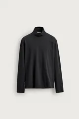 Camiseta de hombre manga larga y cuello perkins, de calce regular fit y color negro, confeccionada en tejido compacto de algodón.