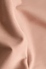 Pack de tres bombachas de microfibra color nude, tiro bajo, con corte láser para efecto invisible y cintura en V.