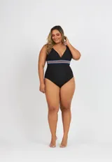 Malla de una pieza color negro con escote en V profundo y tirantes anchos. Presenta una banda elástica con diseño de zigzag multicolor (rojo, blanco, azul) bajo el busto.