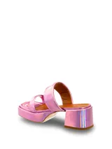 Sandalias con plataforma y taco cuadrado, color rosa tornasolado, con dos tiras acolchadas sobre el empeine.