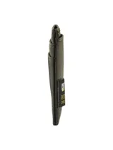 Billetera tarjetero de cuero negro con diseño minimalista y logo de la marca grabado en relieve. Cuenta con ranuras para tarjetas y tecnología de protección RFID.