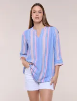 Blusa de silueta relajada con textura tramada, color azul con rayas verticales en tonos rosados, celestes y amarillos. Cuenta con cuello mao abierto en V y mangas tres cuartos amplias con pequeña abertura lateral en el puño.