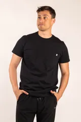 Remera negra de algodón con bolsillo en el pecho y logo bordado en blanco.